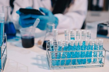 Mikroskopları, test tüpleri ve diğer laboratuvar ekipmanlarıyla Modern Boş Bilim Laboratuvarı