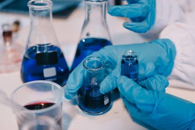 Mikroskopları, test tüpleri ve diğer laboratuvar ekipmanlarıyla Modern Boş Bilim Laboratuvarı