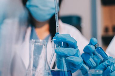 Mikroskopları, test tüpleri ve diğer laboratuvar ekipmanlarıyla Modern Boş Bilim Laboratuvarı