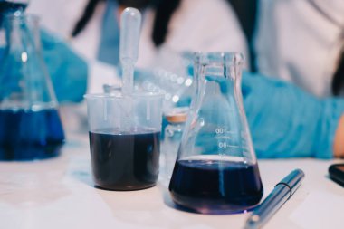 Mikroskopları, test tüpleri ve diğer laboratuvar ekipmanlarıyla Modern Boş Bilim Laboratuvarı