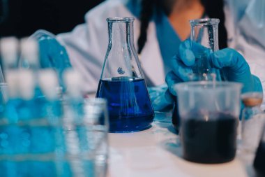 Mikroskopları, test tüpleri ve diğer laboratuvar ekipmanlarıyla Modern Boş Bilim Laboratuvarı