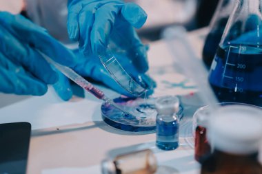 Mikroskopları, test tüpleri ve diğer laboratuvar ekipmanlarıyla Modern Boş Bilim Laboratuvarı