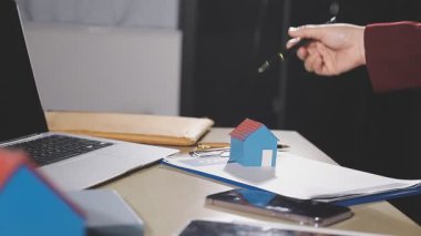 Dizüstü bilgisayarı olan genç bir adam.