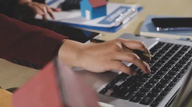 Ofiste dizüstü bilgisayarda çalışan adam