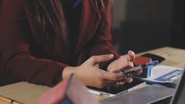 Cep telefonu ve kredi kartı kullanan kadın