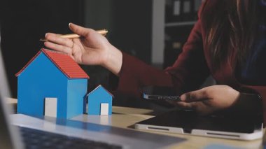 Ev, emlakçı ya da emlakçı, emlakçı ya da ev sigortası ya da ipotek konsepti almak için anahtarı olan bir temsilci..