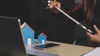 İşadamları bir ev planı hazırlıyor.