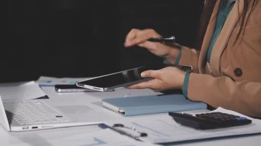 Ofiste dizüstü bilgisayarda çalışan genç bir kadın.