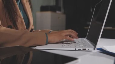 Ofiste çalışan kadın.