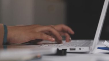 Ofiste dizüstü bilgisayarla çalışan iş adamlarına yakın çekim