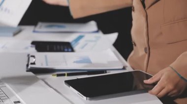 Modern ofisteki genç iş adamı..