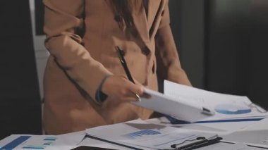 belgeler ile genç iş kadını