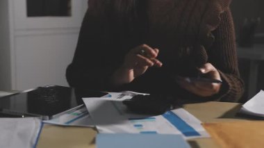 Hesap makinesi ve belgeleri olan kadın