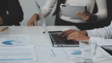 Yeni projeyi tartışan iş ekibinin kapanışı.