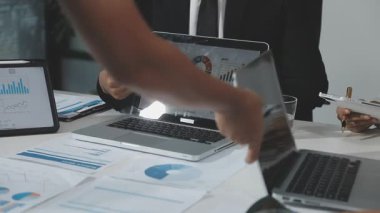 İş adamları toplantıda tartışıyor ve beyin fırtınası yapıyorlar.