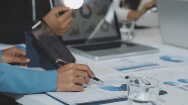 Ofiste çalışan işadamı, hisse senedi grafiği ve dizüstü bilgisayar, borsa