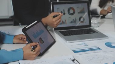 İş ekibi yeni projeyi ofiste dizüstü bilgisayarla tartışıyor..