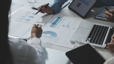 yakın plan - ofiste çalışan iş adamı