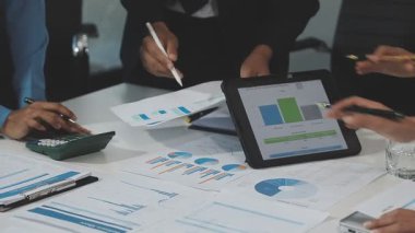 Ekonomik rapor ve grafikle tartışan ve çalışan iş ekibini kapat