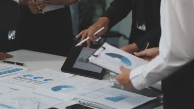 İş adamları odada toplanıyor.