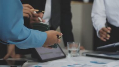 İş ekibi ofiste dizüstü bilgisayarla çalışıyor.