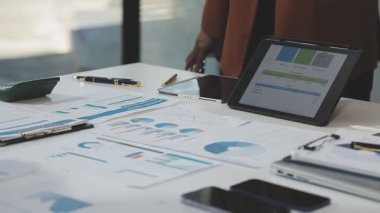 İş kadını iş yerinde dijital tablet kullanıyor