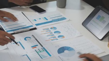 Dizüstü bilgisayarda finansal verilerle çalışan iş adamı