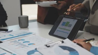 İş adamı tablet ve tablet kullanarak modern işyerinde iş adamları toplantısı yapıyor.