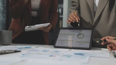 Dijital tablet kullanan işadamının yakın görünümü ve ekrandaki grafiğe işaret etme