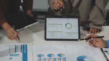 İş adamları toplantıda verileri tartışıyor ve analiz ediyorlar