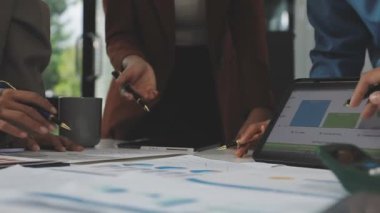 İş adamları iş ve mali verilerle ilgili beyin fırtınası yapıyorlar. iş takım çalışması kavramı çalışıyor.