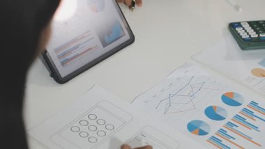 İş adamları ofisteki tablet verilerini analiz ediyorlar. Dijital pazarlama ve strateji kavramı.