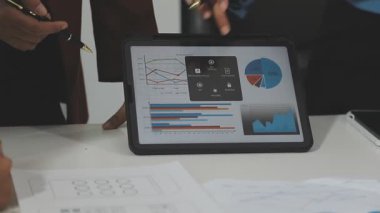 Dijital tablet kullanan işadamının görüntüsünü kapat