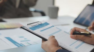 İş adamı ofisteki masada çalışmak için tablet kullanıyor.