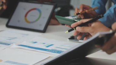 İş insanlar çalışma ile dizüstü Office