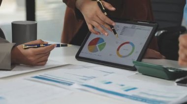 Ofiste tablet bilgisayar ve mali raporlarla çalışan iş kadını