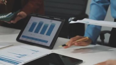 İş adamları ofiste mali tabloları tartışıyorlar. iş toplantısı.