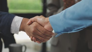 İş adamı ve iş kadını ofiste el sallayarak. İş kavramı