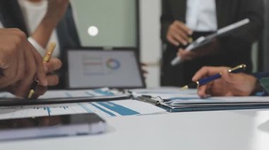 Modern ofiste iş adamları tartışıyor ve beyin fırtınası yapıyorlar..