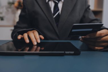 Çevrimiçi ödeme, kredi kartı tutan işadamları ve online alışveriş için dizüstü bilgisayar kullanmak. Siber Pazartesi Konsepti