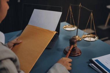 Yargıç Gavin ve Adalet Avukatları hukuk firmasının arka planında takım toplantısı yapıyorlar. Hukuk ve Hukuk Hizmetleri kavramları.