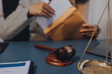 Yargıç Gavin ve Adalet Avukatları hukuk firmasının arka planında takım toplantısı yapıyorlar. Hukuk ve Hukuk Hizmetleri kavramları.