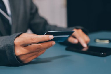 Çevrimiçi ödeme, kredi kartı tutan işadamları ve online alışveriş için dizüstü bilgisayar kullanmak. Siber Pazartesi Konsepti