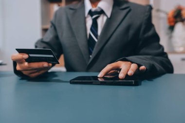 Çevrimiçi ödeme, kredi kartı tutan işadamları ve online alışveriş için dizüstü bilgisayar kullanmak. Siber Pazartesi Konsepti