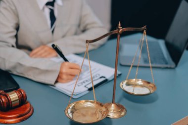 Yargıç Gavin ve Adalet Avukatları hukuk firmasının arka planında takım toplantısı yapıyorlar. Hukuk ve Hukuk Hizmetleri kavramları.