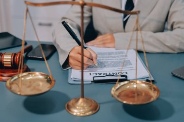 Yargıç Gavin ve Adalet Avukatları hukuk firmasının arka planında takım toplantısı yapıyorlar. Hukuk ve Hukuk Hizmetleri kavramları.