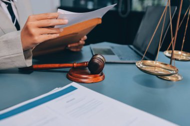 Yargıç Gavin ve Adalet Avukatları hukuk firmasının arka planında takım toplantısı yapıyorlar. Hukuk ve Hukuk Hizmetleri kavramları.