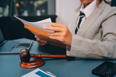 Yargıç Gavin ve Adalet Avukatları hukuk firmasının arka planında takım toplantısı yapıyorlar. Hukuk ve Hukuk Hizmetleri kavramları.