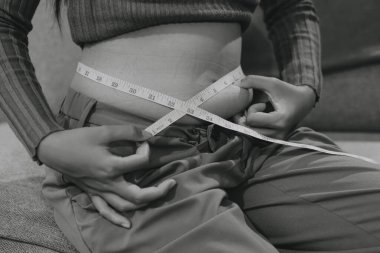 kadın eli aşırı göbek yağ tutan, kilolu kavramı