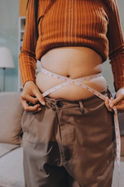 kadın eli aşırı göbek yağ tutan, kilolu kavramı